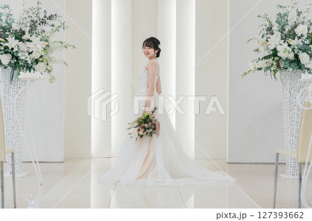 結婚式場でブーケを持つ花嫁・新婦の女性(カメラ目線) 結婚式場でブーケを持つ花嫁・新婦の女性(カメラ目線) 127393662