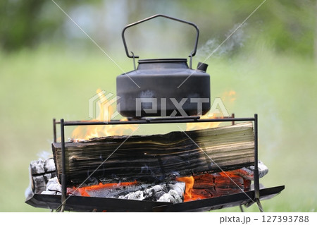焚き火台とケトル 127393788