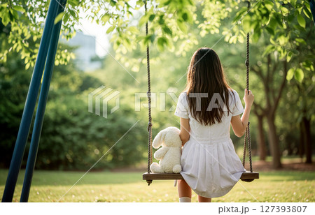 誰にも相談できずに孤立して家出をした少女。行き場がなく、公園のブランコに座っている 127393807
