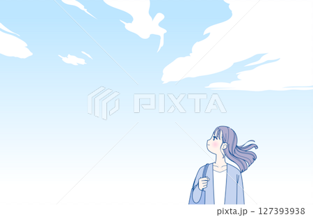 藍天下側站立的年輕女子 127393938