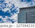 青空に映えるビル 127394210