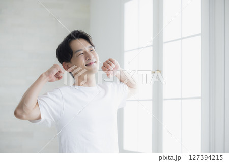 ストレッチをする男性 127394215