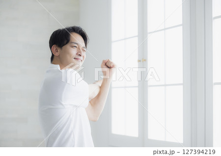 ストレッチをする男性 ストレッチをする男性 127394219