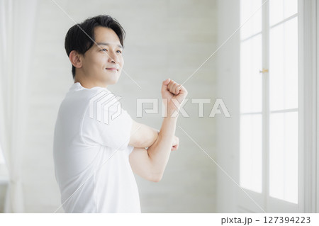 ストレッチをする男性 127394223