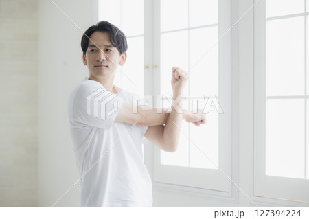 ストレッチをする男性 ストレッチをする男性 127394224