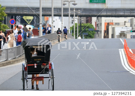 浅草の観光コースを走る人力車 浅草の観光コースを走る人力車 127394231