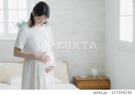 リビングの妊婦　 127394236