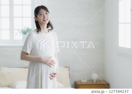 リビングの妊婦　 127394237