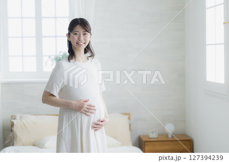 リビングの妊婦　 127394239