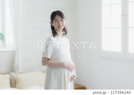 リビングの妊婦　 127394240