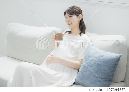 部屋で飲み物を飲む妊婦 部屋で飲み物を飲む妊婦 127394272
