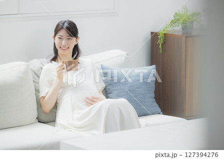 部屋で飲み物を飲む妊婦 部屋で飲み物を飲む妊婦 127394276