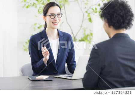 ミーティングをするビジネスウーマン ミーティングをするビジネスウーマン 127394321
