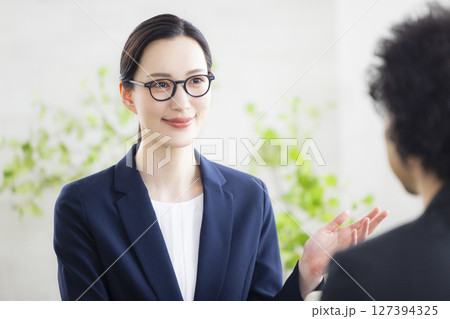 ミーティングをするビジネスウーマン　　　   127394325