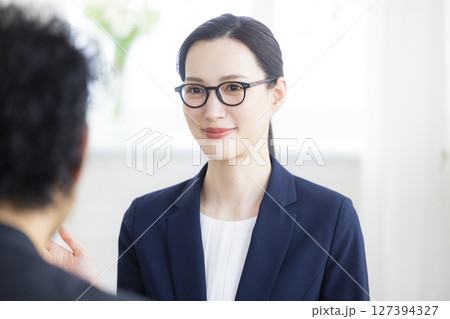 ミーティングをするビジネスウーマン　　　   127394327