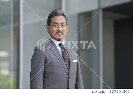 カメラ目線の50代後半のビジネスマン 127394362