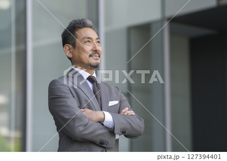 腕組みをする50代後半のビジネスマン ポートレート 腕組みをする50代後半のビジネスマン ポートレート 127394401