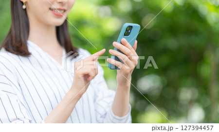 スマートフォン　手元	 127394457