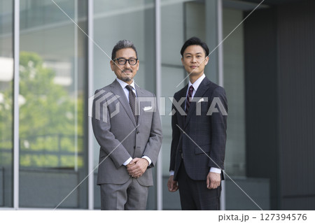 40代と50代のビジネスマン 127394576
