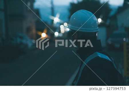 夜間の現場作業員 夜間の現場作業員 127394753