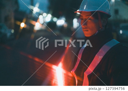 夜間の警備員 夜間の警備員 127394756
