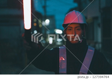 夜間の警備員 夜間の警備員 127394764