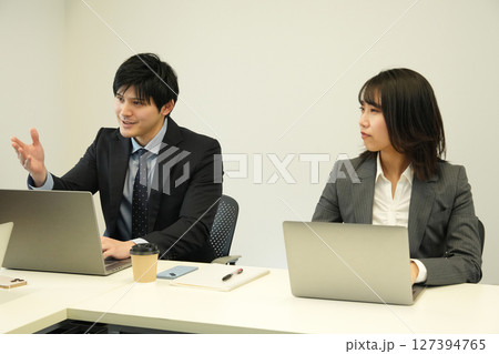 会議室で打ち合わせするビジネスマン 127394765