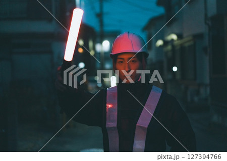 夜間の警備員 127394766