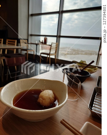 海を望むカフェ 127394801