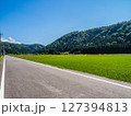 収穫を迎えた田園風景 127394813