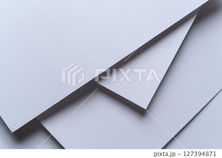 重なる白い画用紙 127394871
