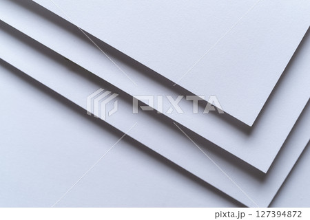 重なる白い画用紙 127394872