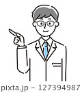 説明する白衣姿の男性 127394987