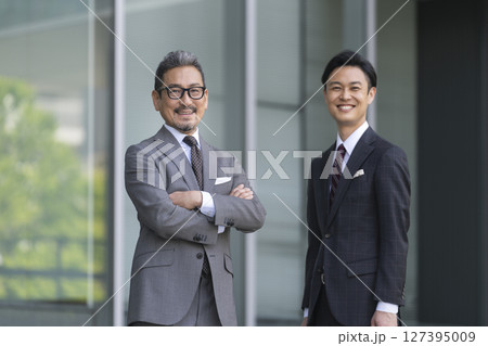 40代と50代のビジネスマン 40代と50代のビジネスマン 127395009