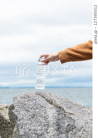 ペットボトルの水を持っている人 127395012