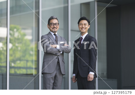 ミドル・シニア世代のビジネスマン 127395179