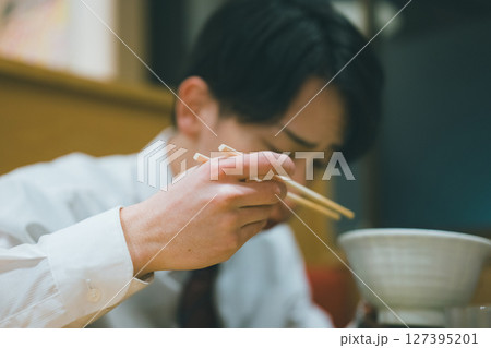 サラリーマンの夜の外食シーン 127395201