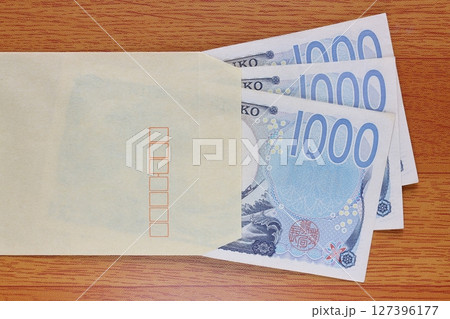 茶封筒に入れた千円札 127396177