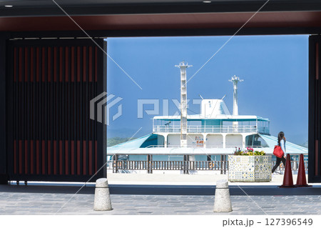 青空を背景に映える海に浮かぶ水族館と周辺施設風景「天草パールガーデン& 海中水族館シードーナツ」 青空を背景に映える海に浮かぶ水族館と周辺施設風景「天草パールガーデン& 海中水族館シードーナツ」 127396549