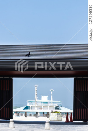 青空を背景に映える海に浮かぶ水族館と周辺施設風景「天草パールガーデン& 海中水族館シードーナツ」 127396550