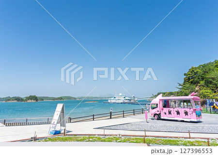 青空を背景に映える海に浮かぶ水族館と周辺施設風景「天草パールガーデン& 海中水族館シードーナツ」 青空を背景に映える海に浮かぶ水族館と周辺施設風景「天草パールガーデン& 海中水族館シードーナツ」 127396553