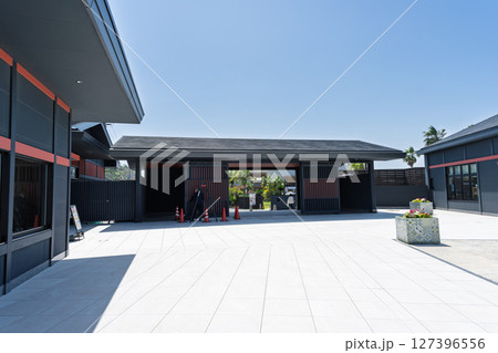 青空を背景に映える店舗風景「天草パールガーデン& 海中水族館シードーナツ」 127396556