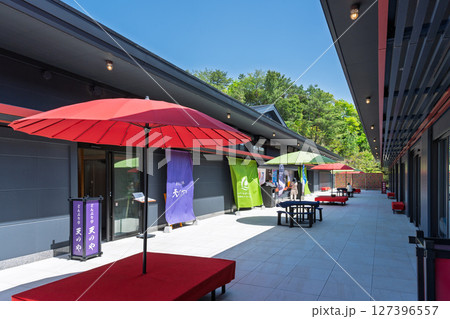 青空を背景に映える店舗風景「天草パールガーデン& 海中水族館シードーナツ」 青空を背景に映える店舗風景「天草パールガーデン& 海中水族館シードーナツ」 127396557