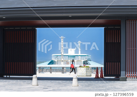 青空を背景に映える海に浮かぶ水族館と周辺施設風景「天草パールガーデン& 海中水族館シードーナツ」 青空を背景に映える海に浮かぶ水族館と周辺施設風景「天草パールガーデン& 海中水族館シードーナツ」 127396559