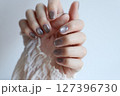 女性の手元 127396730
