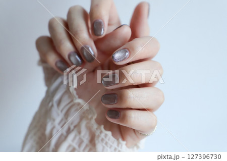 女性の手元 127396730