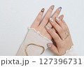 女性の手元 127396731