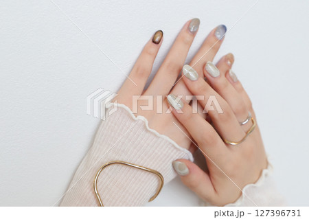 女性の手元 女性の手元 127396731