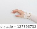 女性の手元 127396732