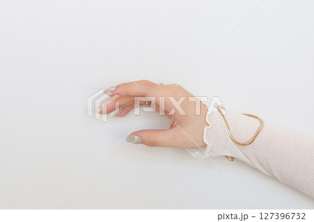 女性の手元 127396732